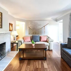  Ferienhaus Lovely 10 Minutes To Downtown !!!